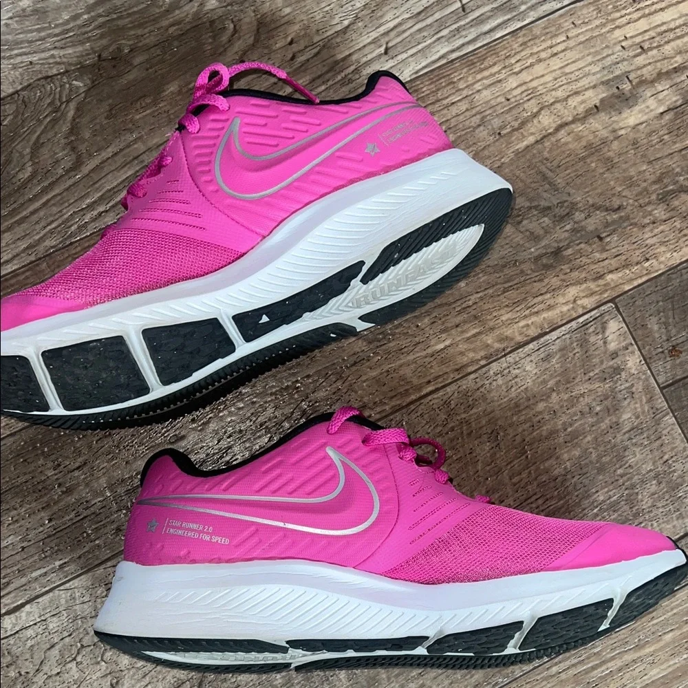 Nike Star Runner 2 in color pink glow